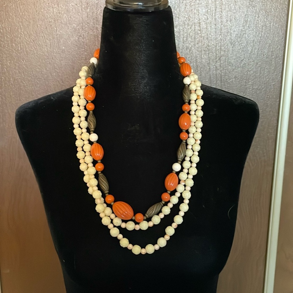 Bundle of two vintage necklaces